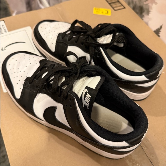 Nike Black and White Women's Sneakers - Picture 1 of 2